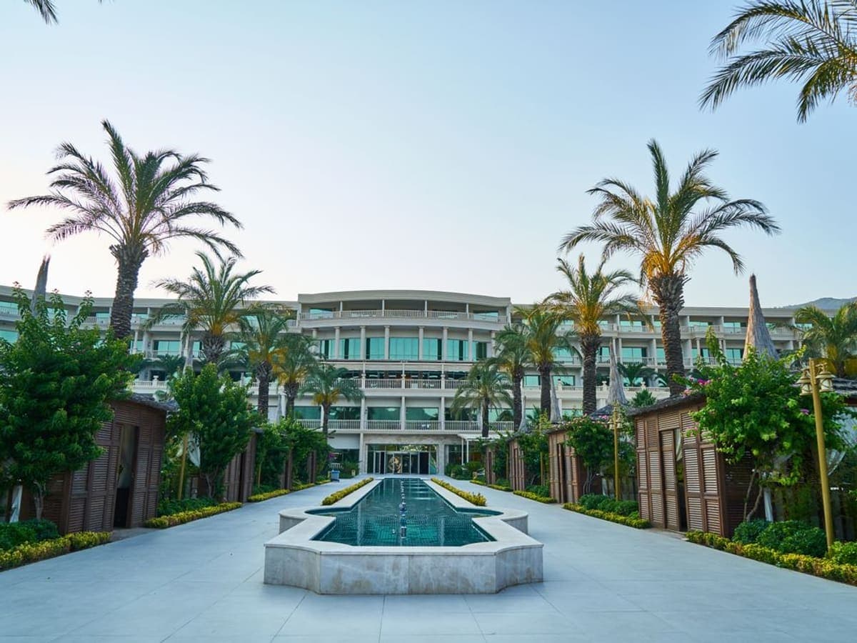 Hotels & resorts
